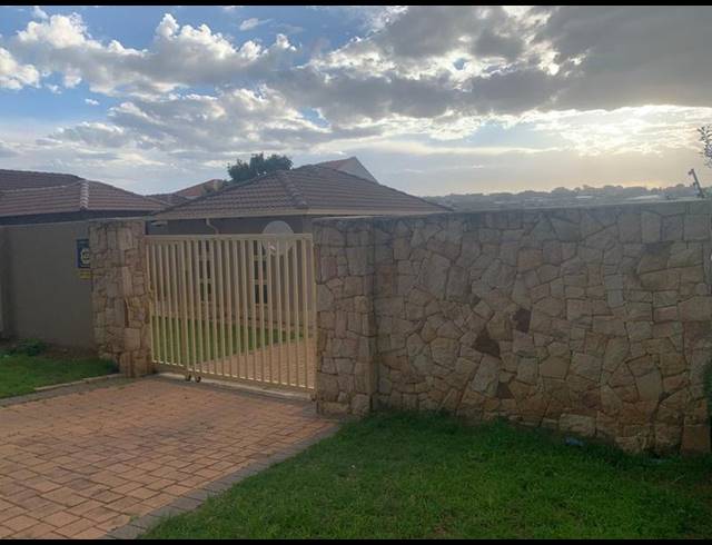 3 BEDROOM HOUSE FOR SALE IN COSMO CITY